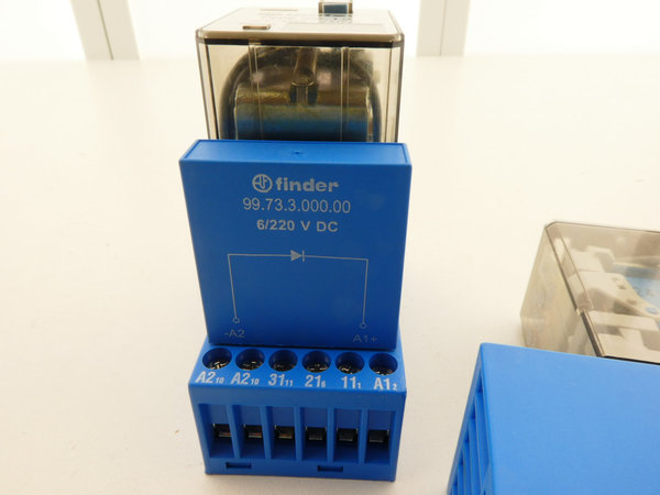 Finder Relais mit Sockel 2 Stück / 60.13 / 24V DC / 3 Umschalter